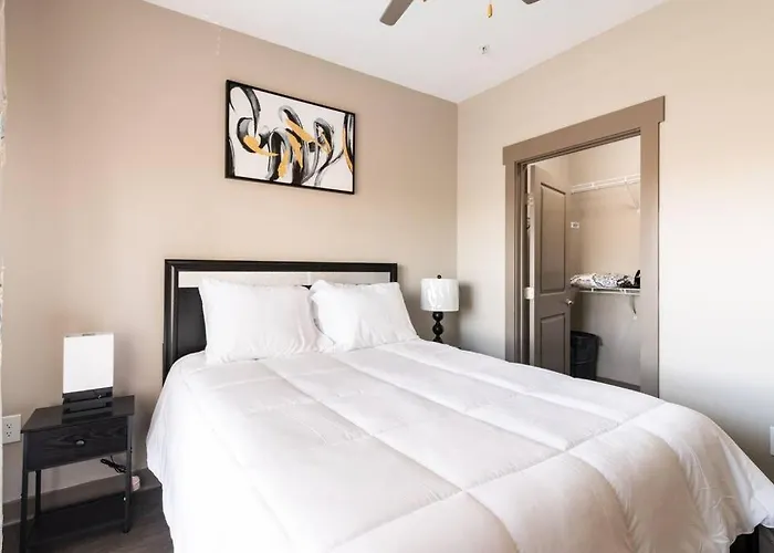Charming Uptown Studio With, Pool, Bar, Shops
