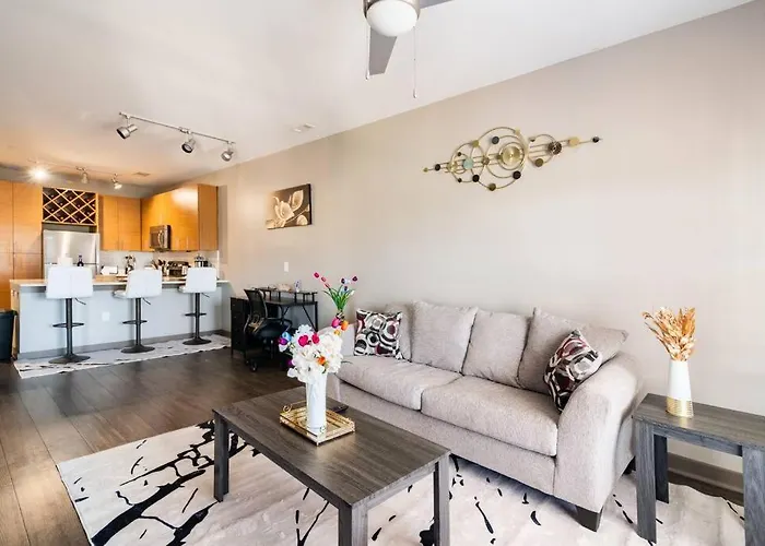 Charming Uptown Studio With, Pool, Bar, Shops