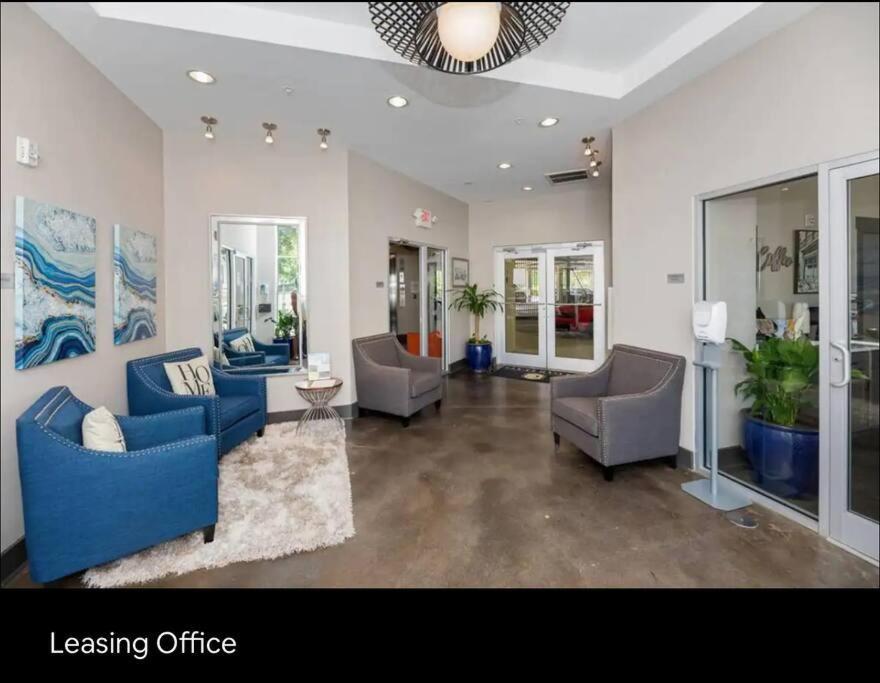 Charming Uptown With, Pool, Bar, Shops Apartment Charlotte