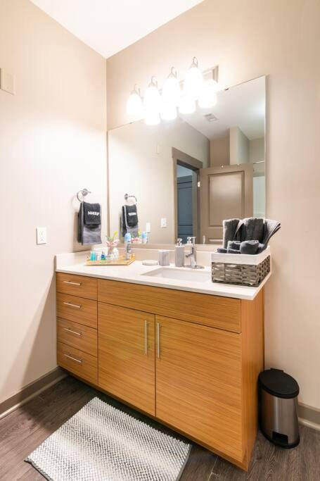Apartment Charming Uptown With, Pool, Bar, Shops *