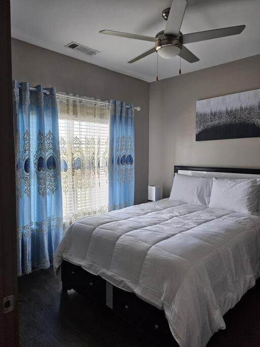 Charming Uptown With, Pool, Bar, Shops Apartment *