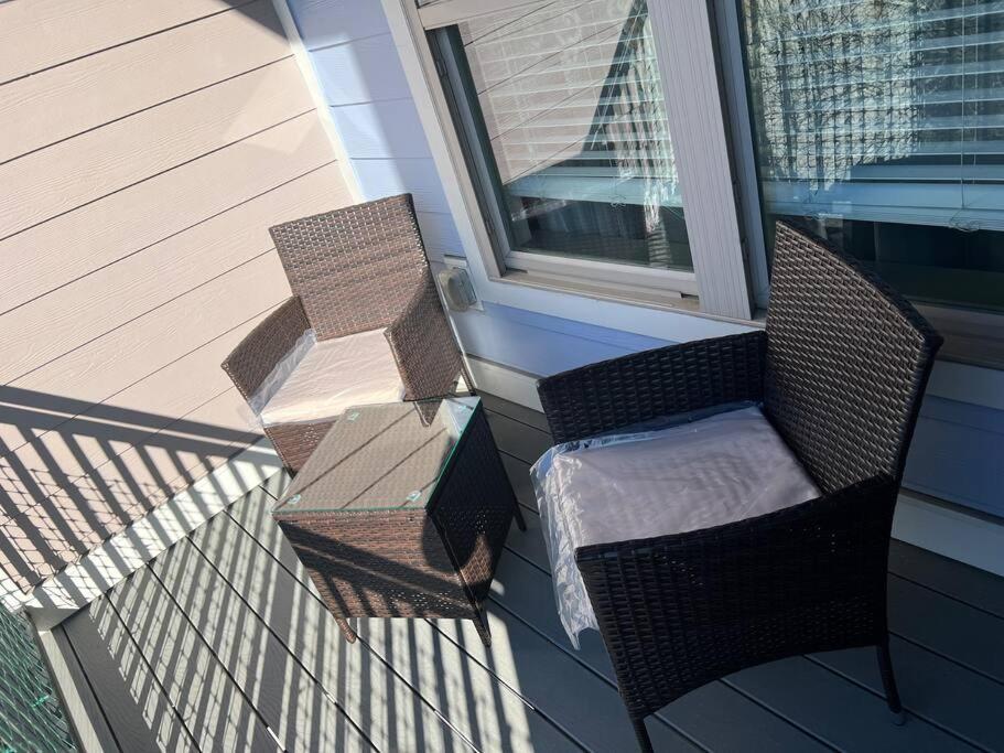 Charming Uptown With, Pool, Bar, Shops Apartment