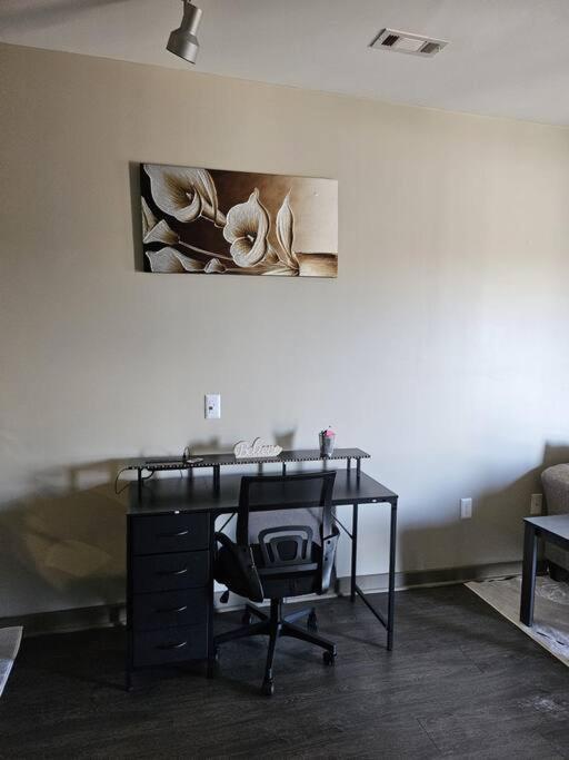 Charming Uptown With, Pool, Bar, Shops Apartment *