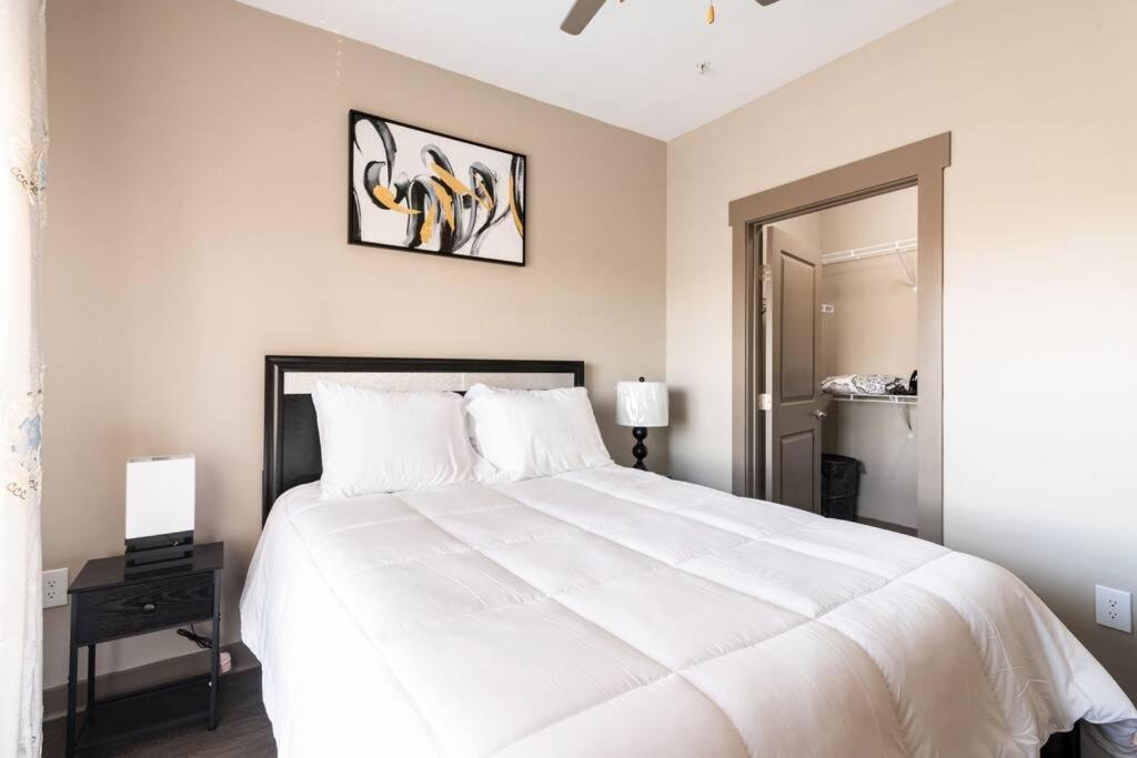 Charming Uptown With, Pool, Bar, Shops Apartment *