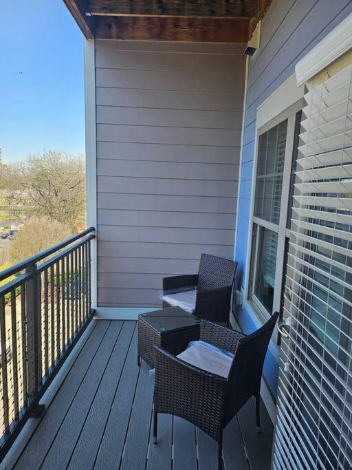 Apartment Charming Uptown With, Pool, Bar, Shops *