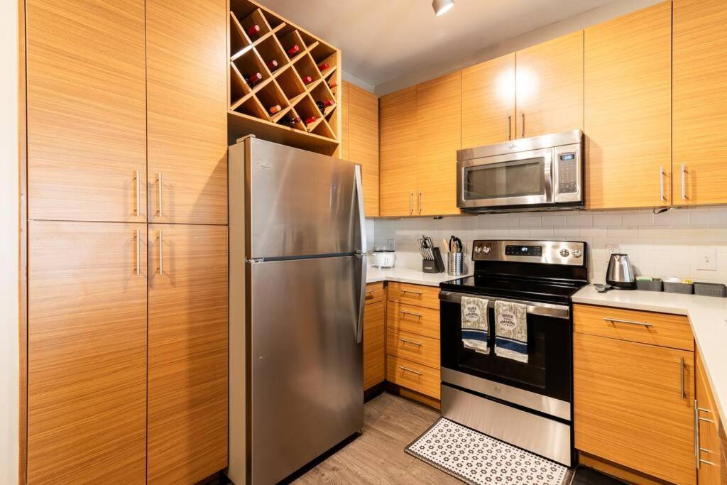 Charming Uptown With, Pool, Bar, Shops Apartment
