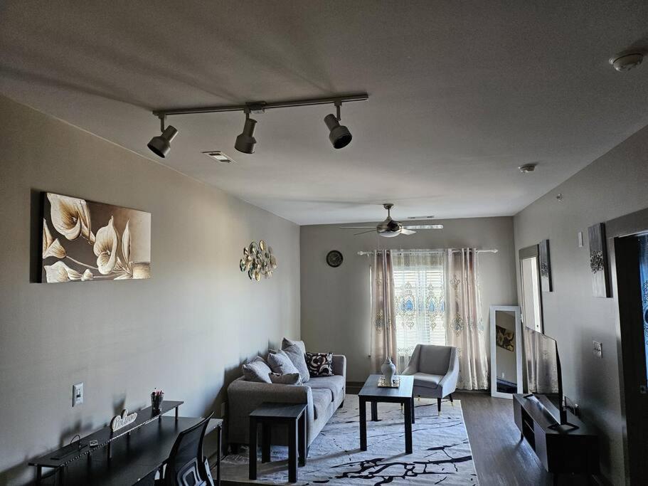 Charming Uptown With, Pool, Bar, Shops Apartment *