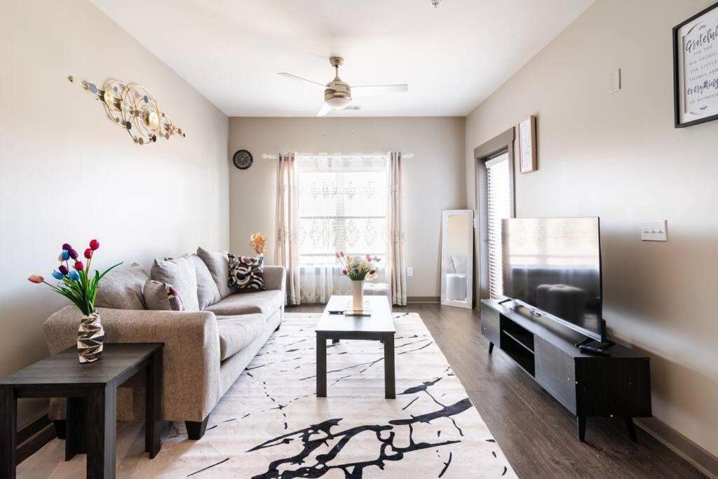Apartment Charming Uptown With, Pool, Bar, Shops