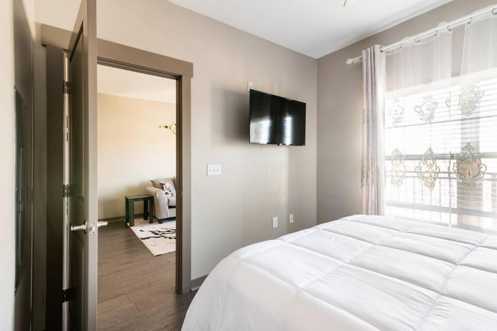 Apartment Charming Uptown With, Pool, Bar, Shops