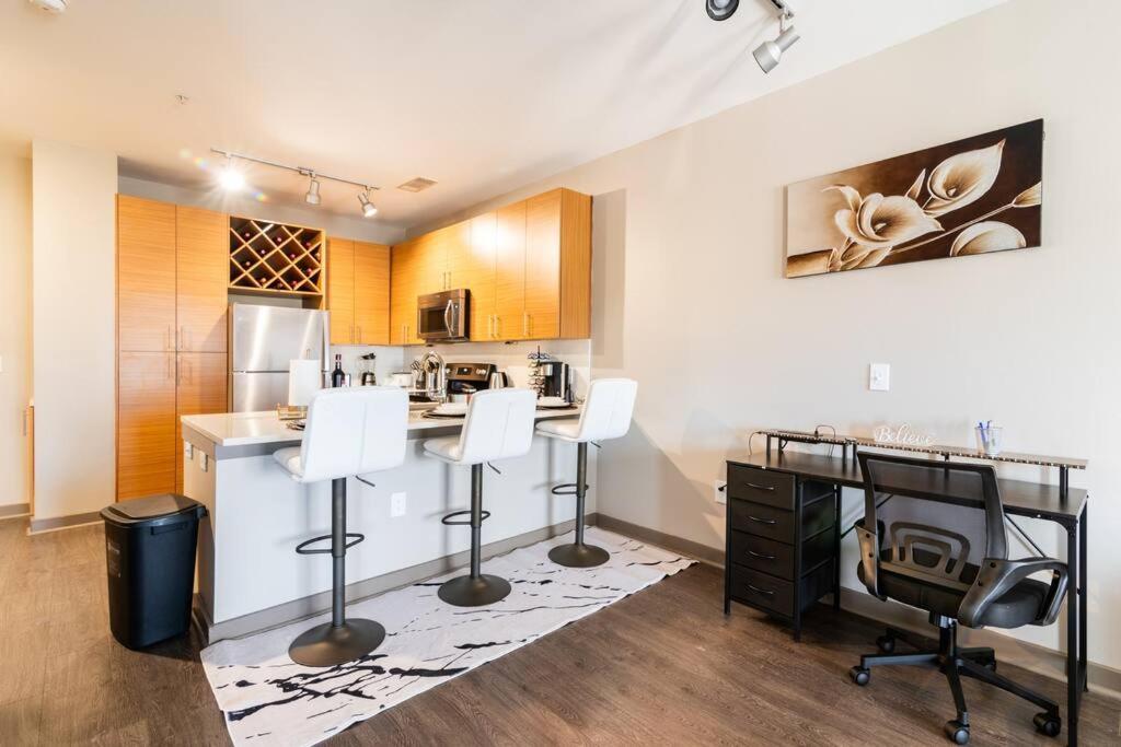Charming Uptown With, Pool, Bar, Shops Apartment