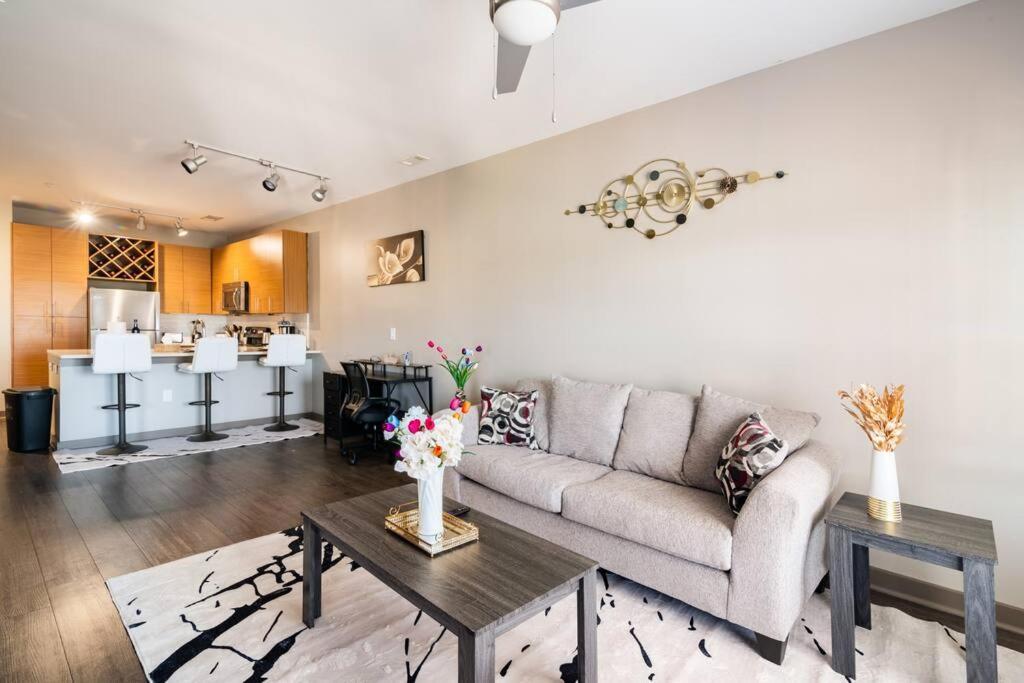 Charming Uptown With, Pool, Bar, Shops *